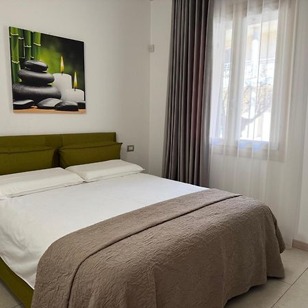 De Luxe Apartments Eden 西尔米奥奈 外观 照片